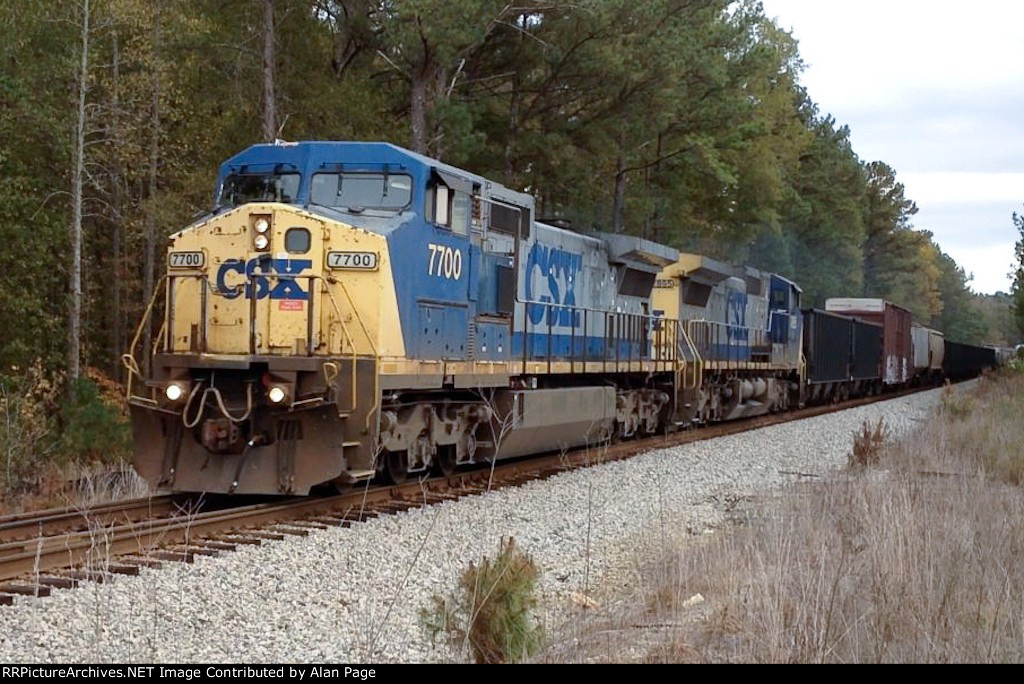 CSX 7700 leads 7895 northbound